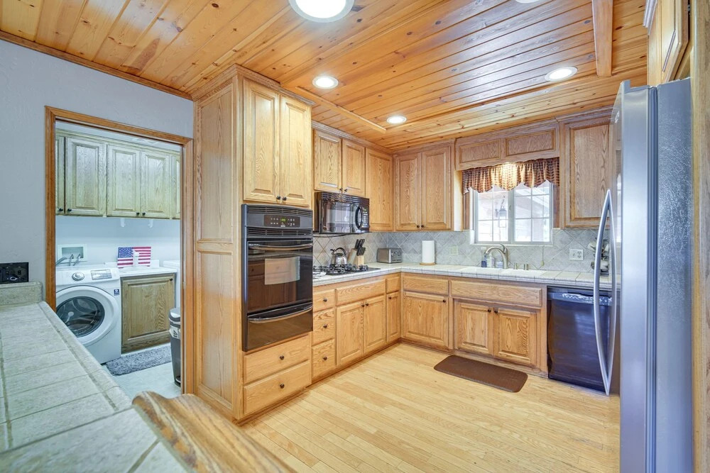 Big Bear Lake Cabin w/ Hot Tub & Gas Fire Pit!
