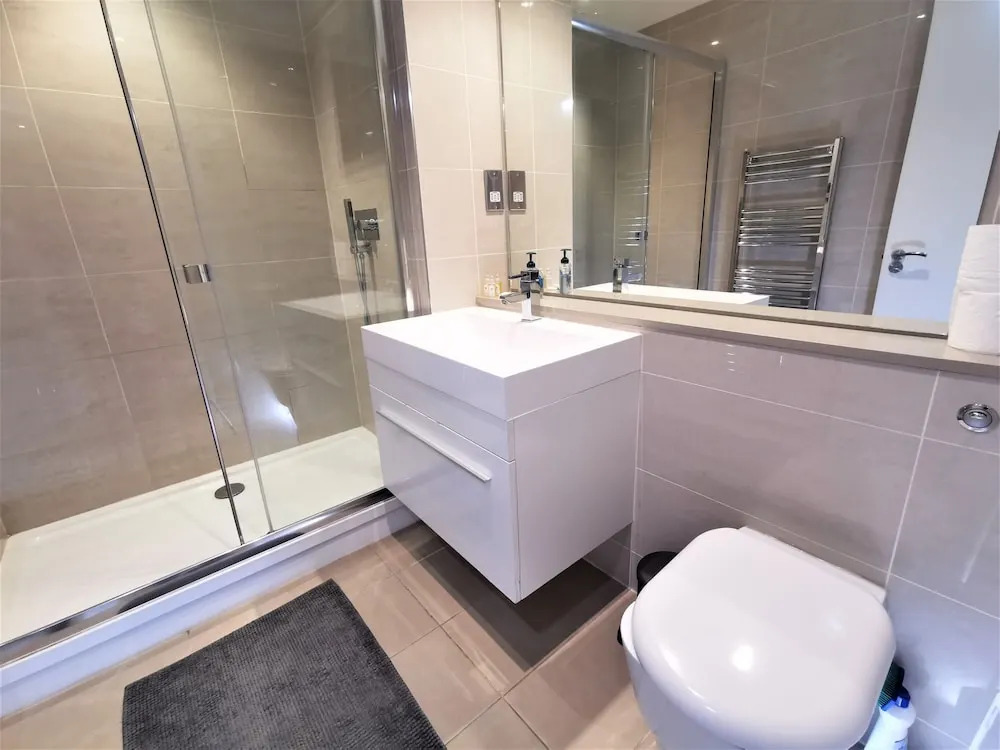 Spacious Double Room with en-suite - 2b