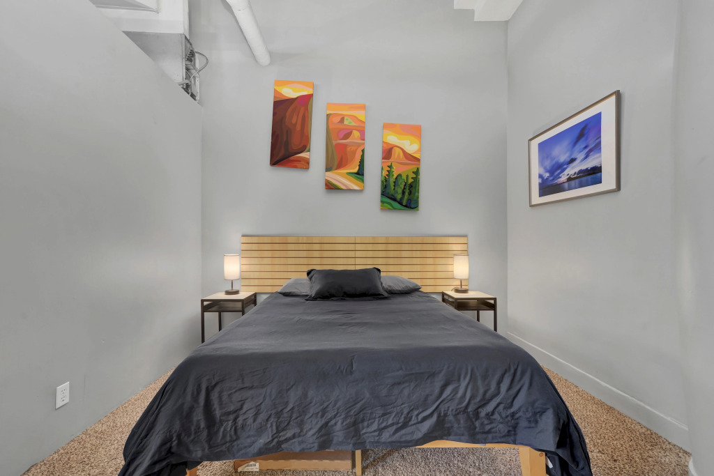 Comfortable 1BR Apt in historic Downtown building