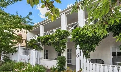 Lake Daylesford Apartment 6
