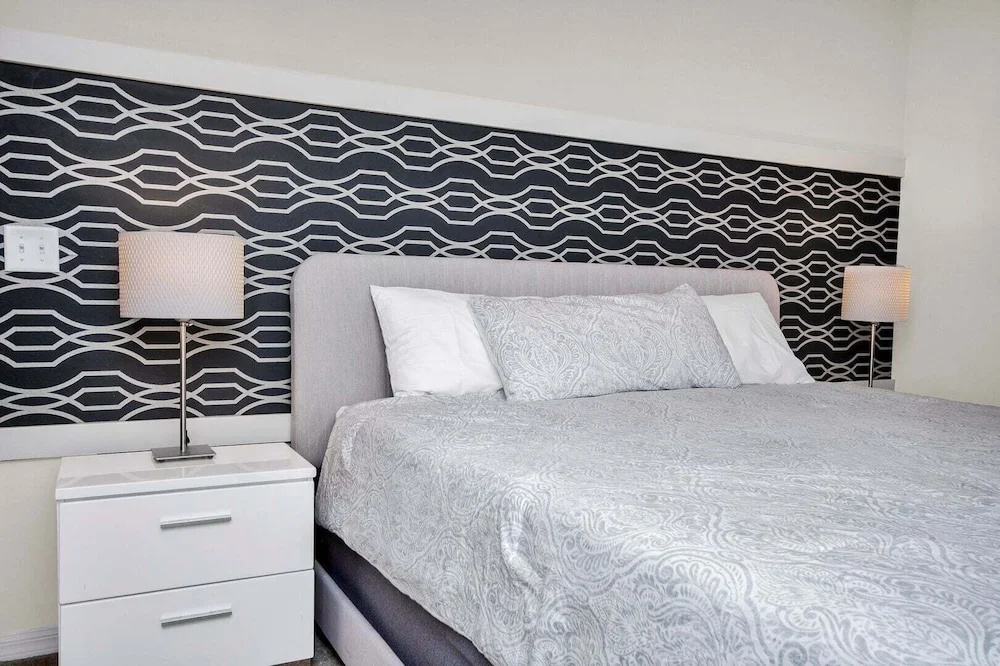 Townhouse w/ Hot Tub Near Disney Sleeps 12