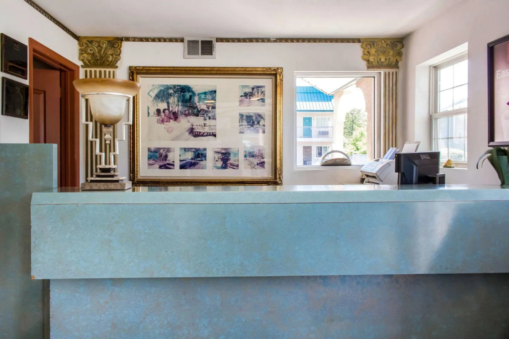 Deluxe Inn