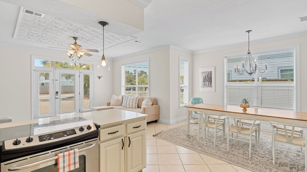 Destin Group Getaway Hot Tub, Pool, Ping Pong 2 Blocks to Beach Seacrest