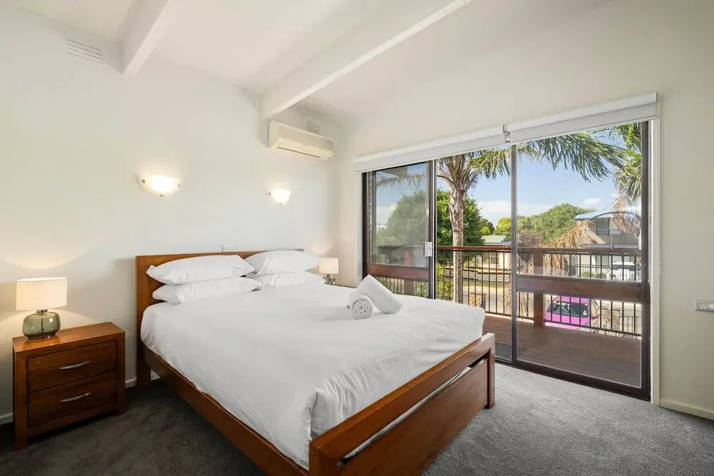 Spacious 4-bed Home 5-min From the Beach