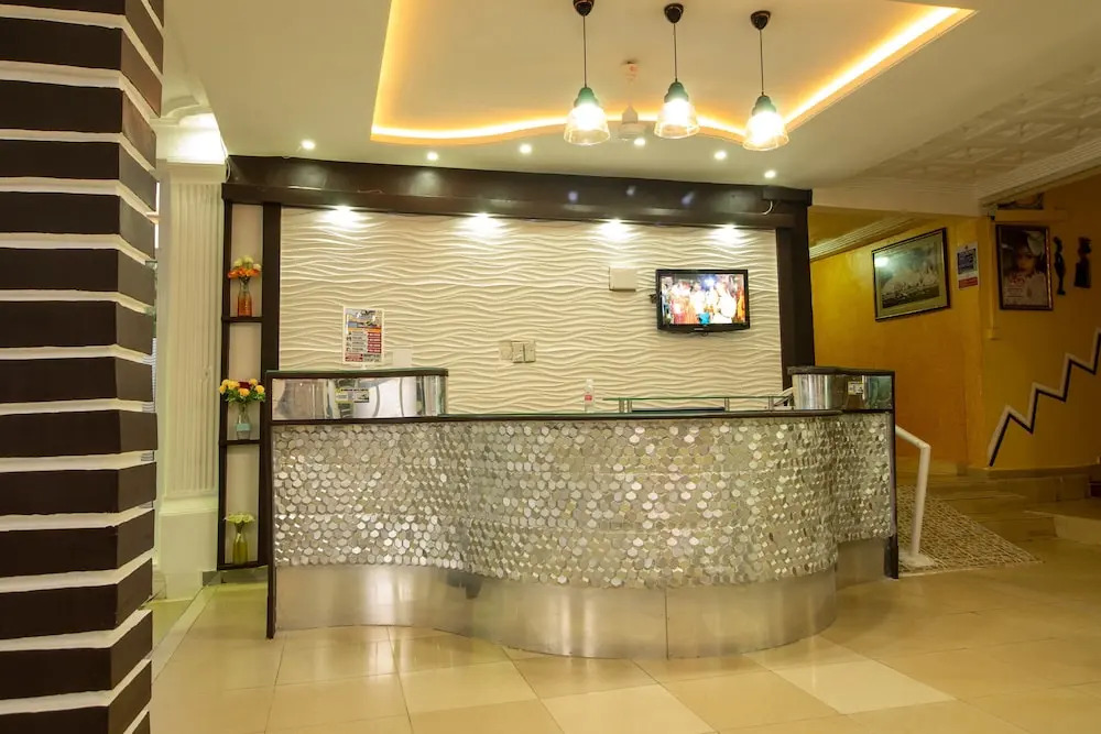 Glamossay Hotel