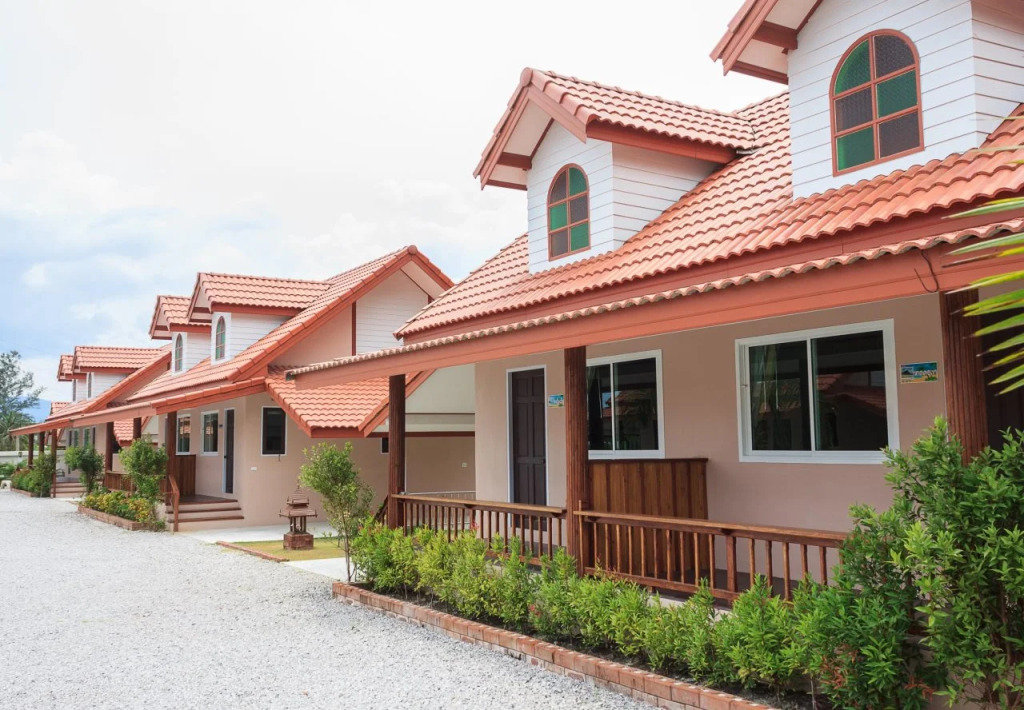Khaolom Resort