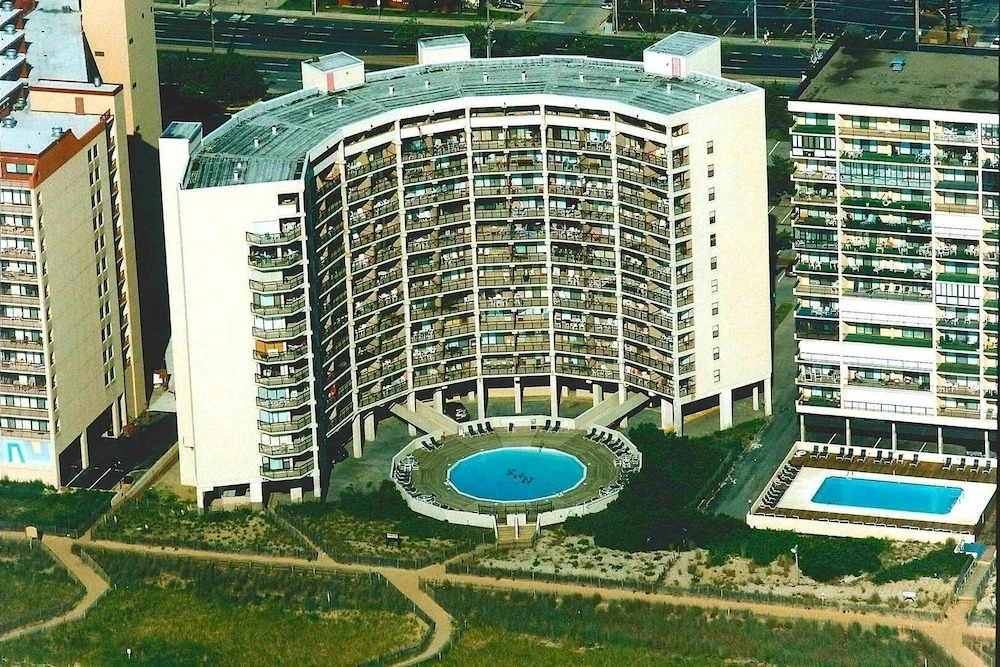 High Point South 3e 1 Bedroom Condo by RedAwning