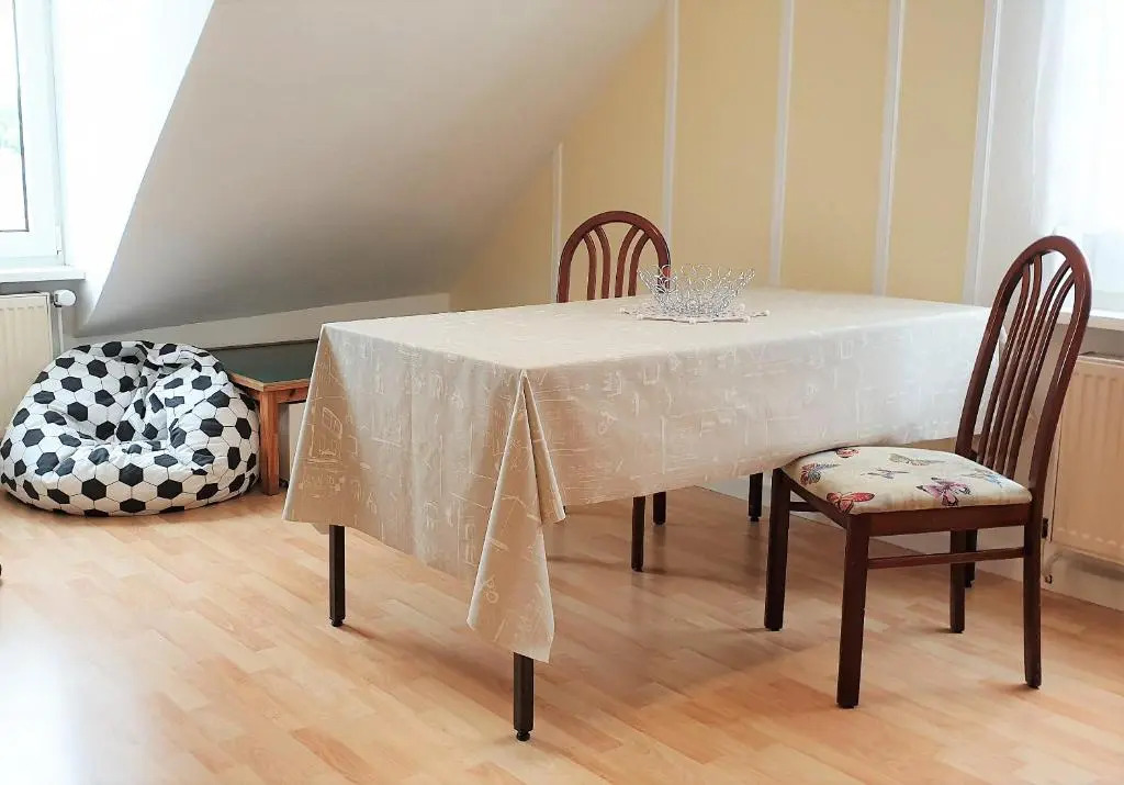 Apartment Bayreuth, 4 Zimmer Ferienwohnung im Haus mit Kunst, WLAN, Küche, Parkplatz