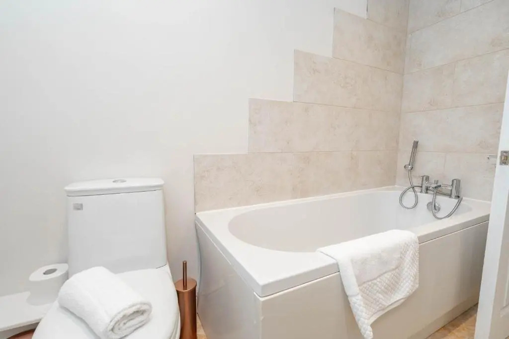 Luxury Harborne Townhouse l 4 Bedrooms l Parking l Patio