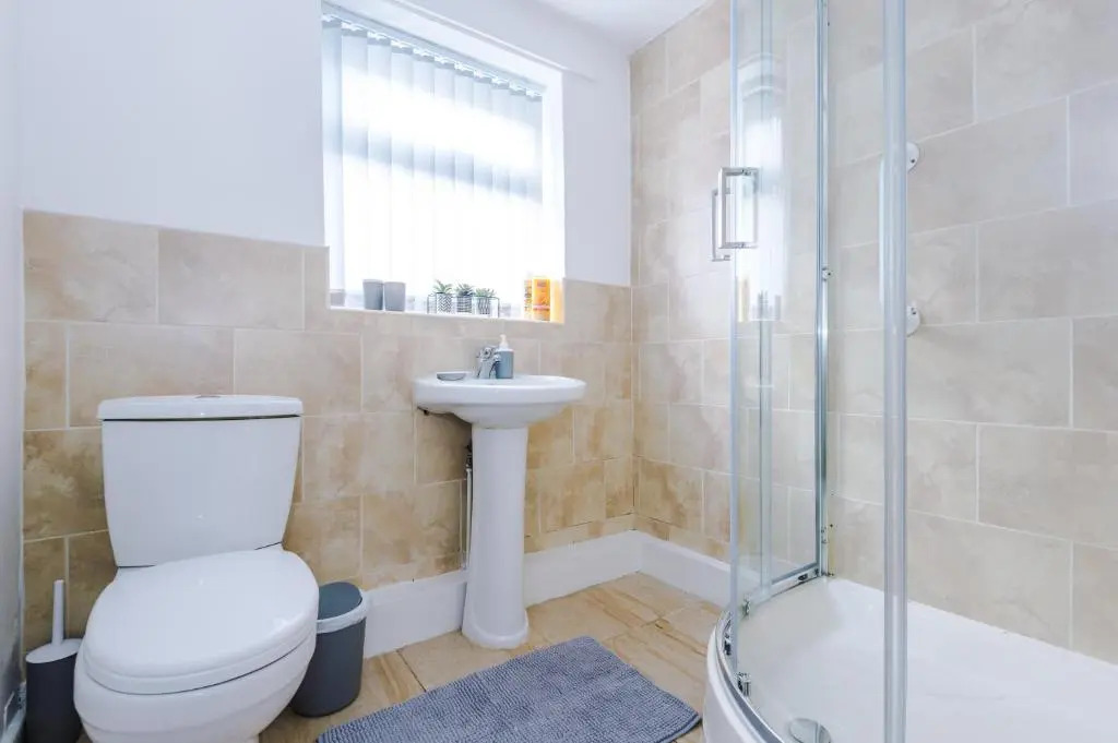 Stylish 2 Bedroom House, Entire Home, Free Parking, Wifi & Netflix