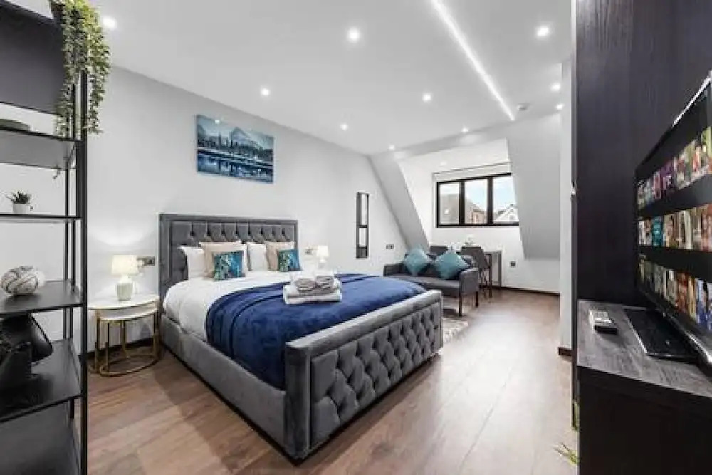 Stylish King Size Bed Studio Near Central London