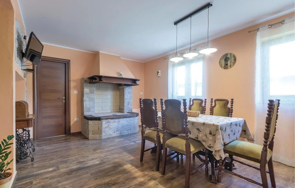 4 Bedroom Gorgeous Home In Pula