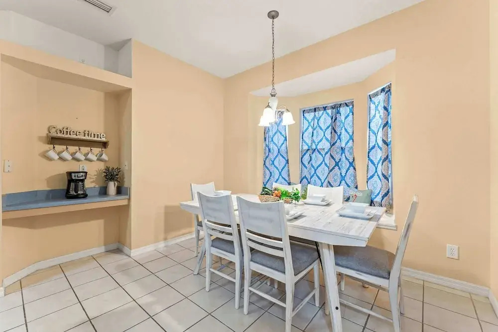 Poolside At Calabay - Home for 11 With Game Room, Pool & Hot Tub