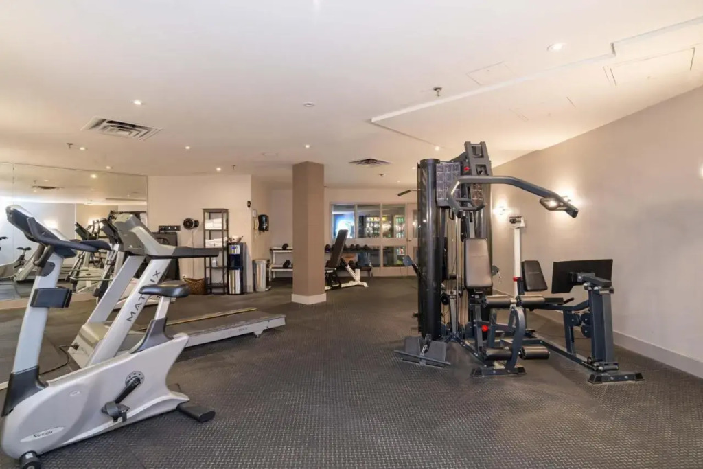 Stage West All-Suite Hotel & Theatre Restaurant