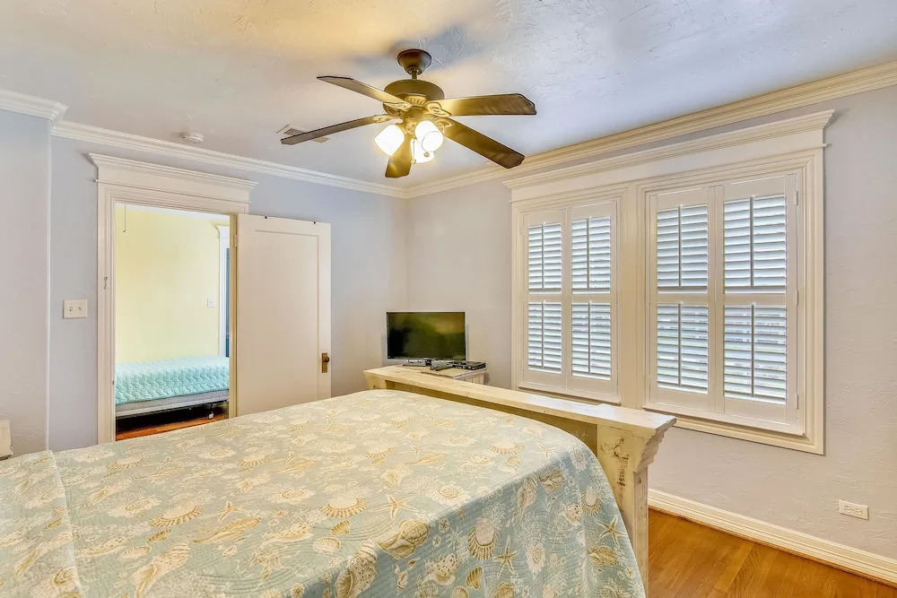The Turquoise Turtle 4 Bedroom Home