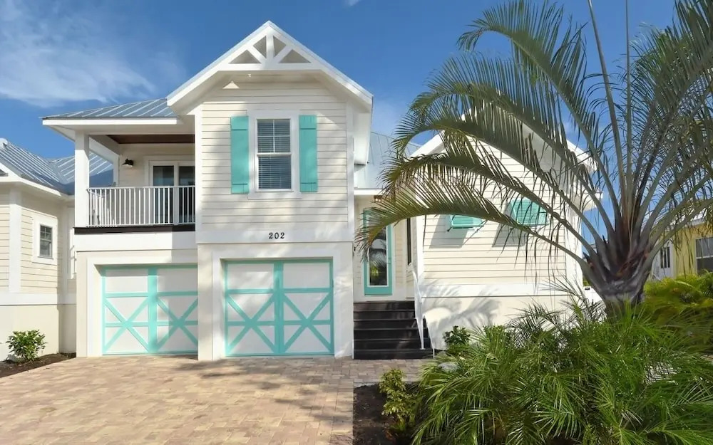 On Turtle Time - Beautifully Updated wHeated Pool Covered Porches Beach Gear Walk to Beach