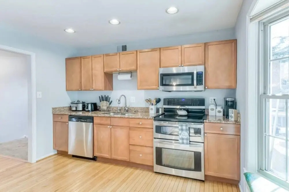 3BR Modern Home w Pool Sunroom National Harbor, Fort Washington