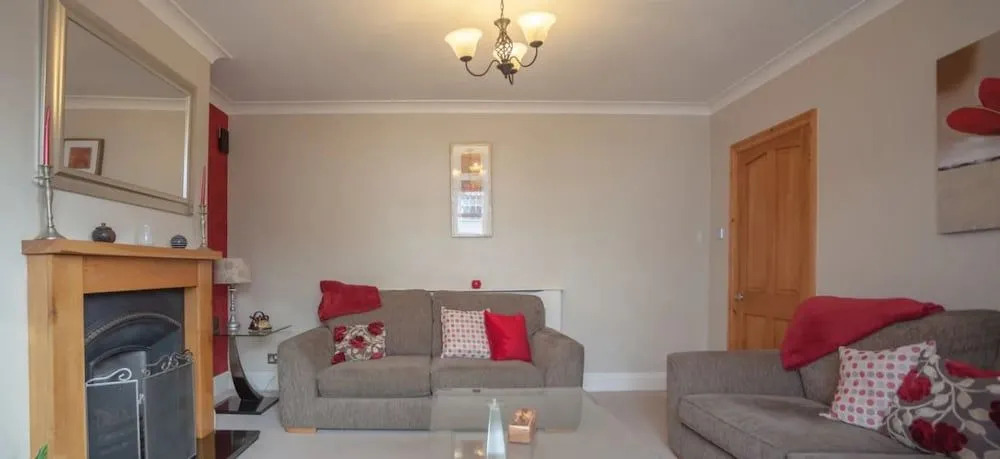 Hereford City - Goldcrest House - 4 Bedroom House With Parking, Located Very Close To City Centre & River Wye - Sleeps Up To 6 Guests - Hosted by RENTMYHOUSE