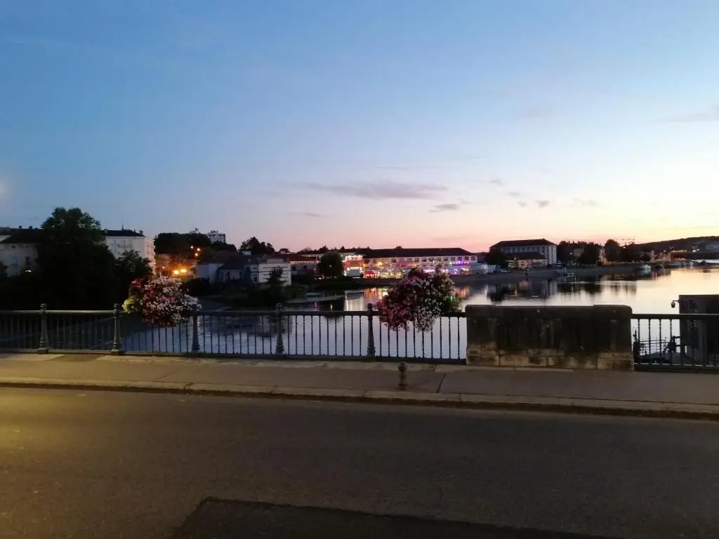 Gray centre ville avec vue sur Saône
