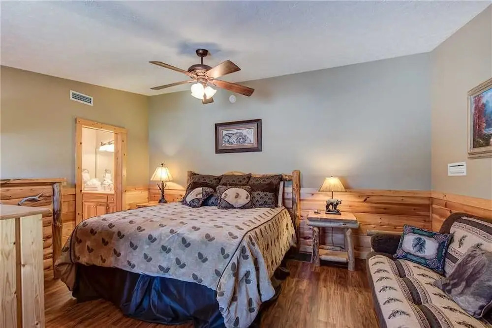 Majestic Point Lodge 5 Bedroom Mountain View Home with Hot Tub