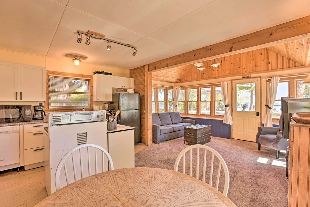 1/2 Mi to Dtwn Suttons Bay! Lakefront Cottage