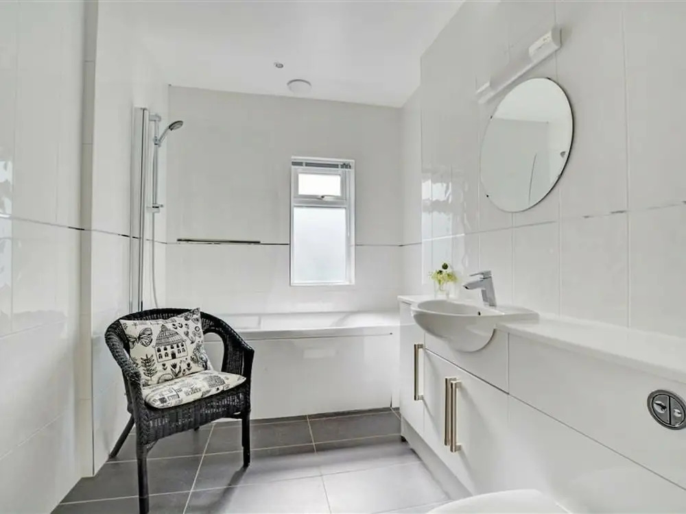 Luxurious,detached Holiday Home With Three Bathrooms and Parking