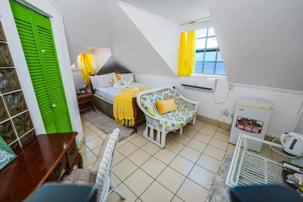 Deyna'S City Inn
