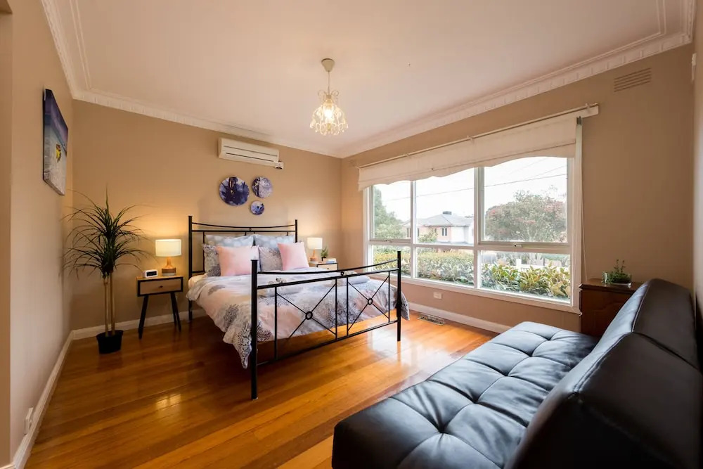 Lovely 5BR house walk to train and shops