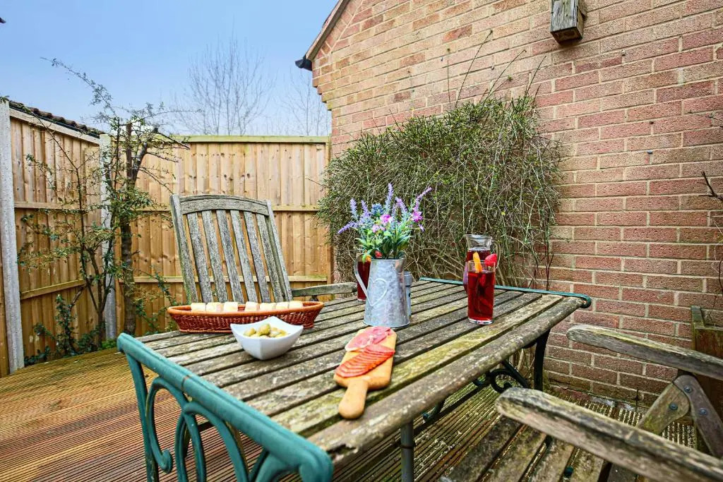 Two Bedroom Bungalow in Milton Keynes by HP Accommodation - Free WiFi & Parking