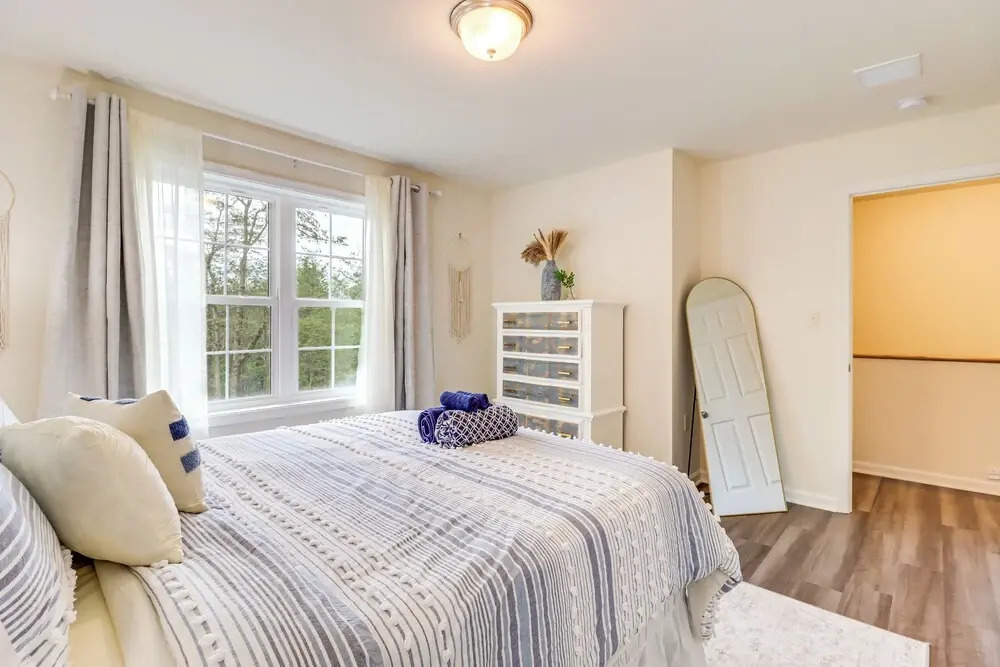 5 Mi to Lake: Modern Tobyhanna Retreat!