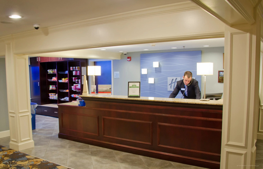 Holiday Inn Express and Suites Merrimack - Nashua by IHG