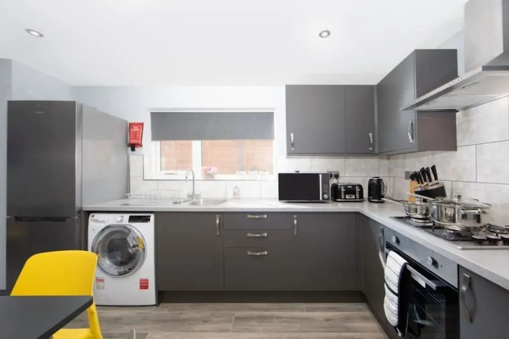 Immaculate 5-bed House in the City Centre Ashford