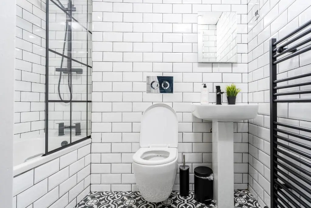 ULTRA LAVISH APARTMENT SLEEPS 4 GUEST COMFY, NETFLIX, 1 x Double Bed , 2 x Single Beds