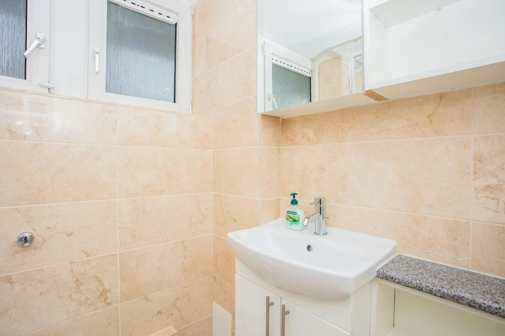 2 Bedroom Flat In Stepney Green