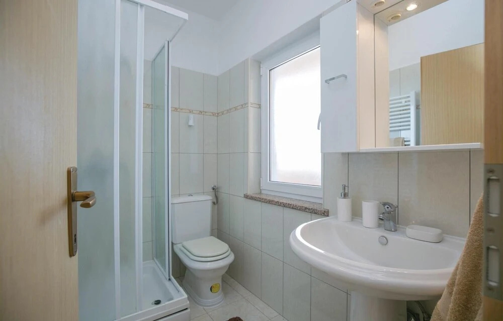 Amazing Home in Drenje With Wifi and 4 Bedrooms