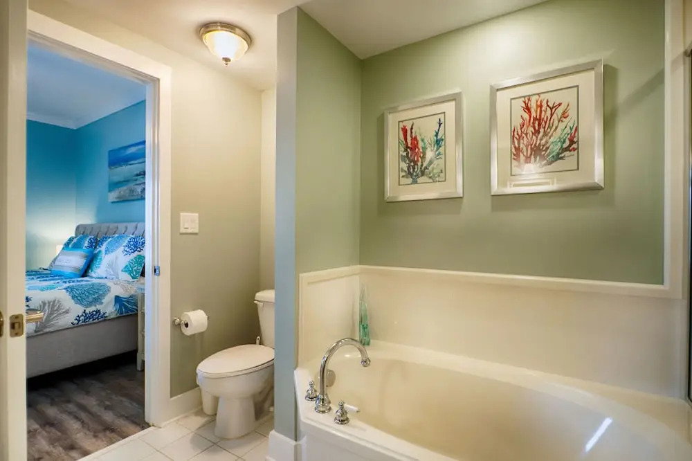 Waterscape A317 - 2 Br condo by RedAwning