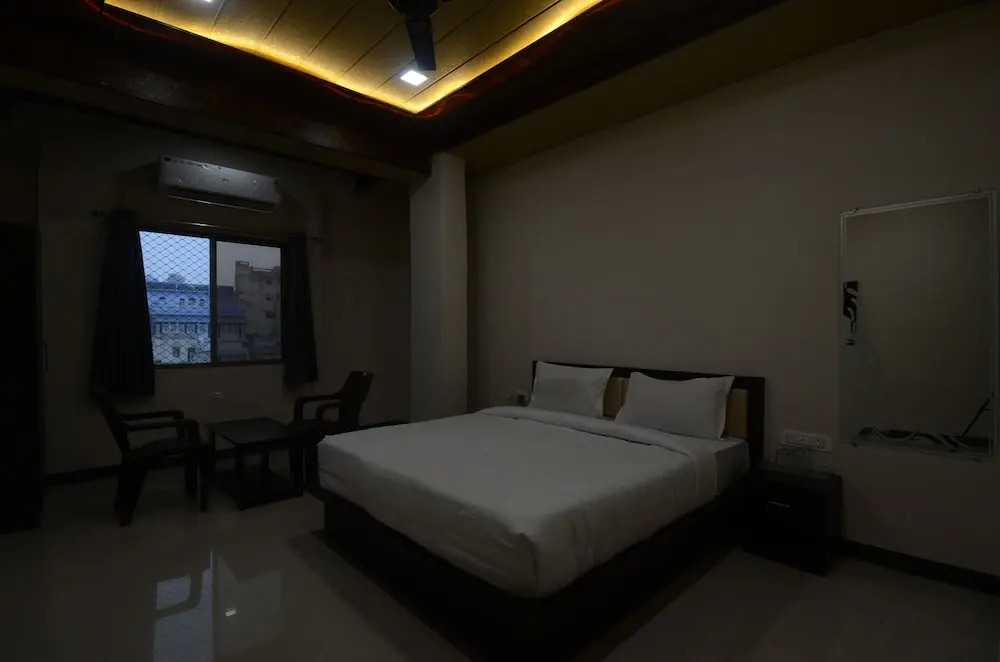 Hotel Shri Dhwaja Inn
