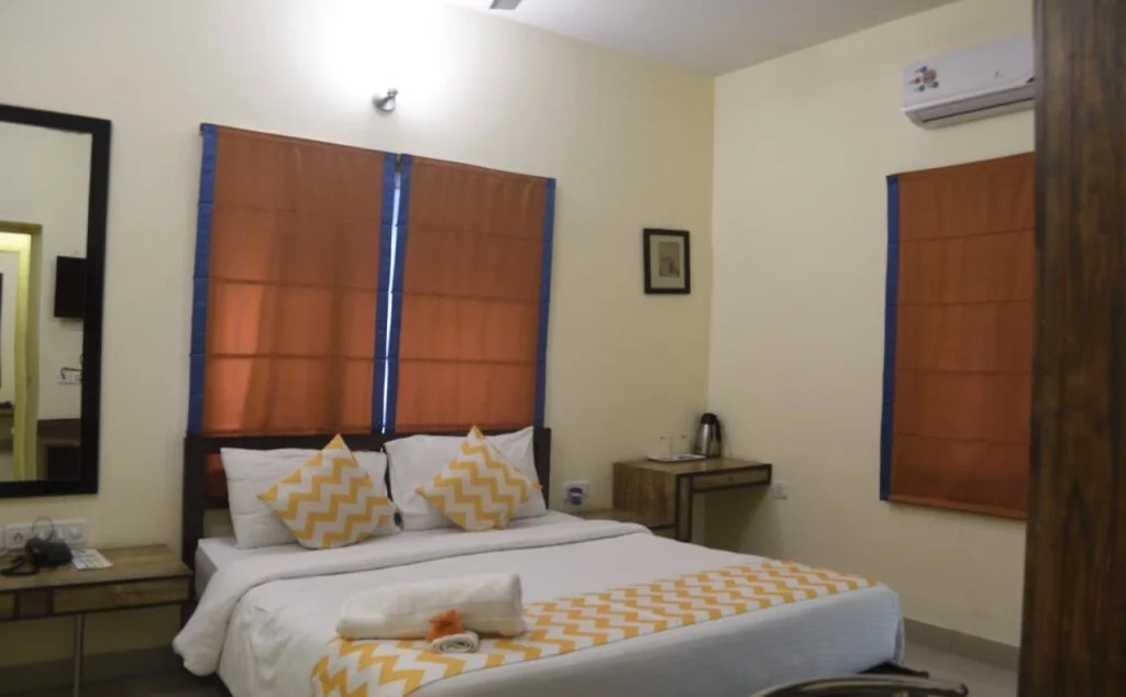 Mint Queensway Suites (Opp to Ulsoor Boat Club)