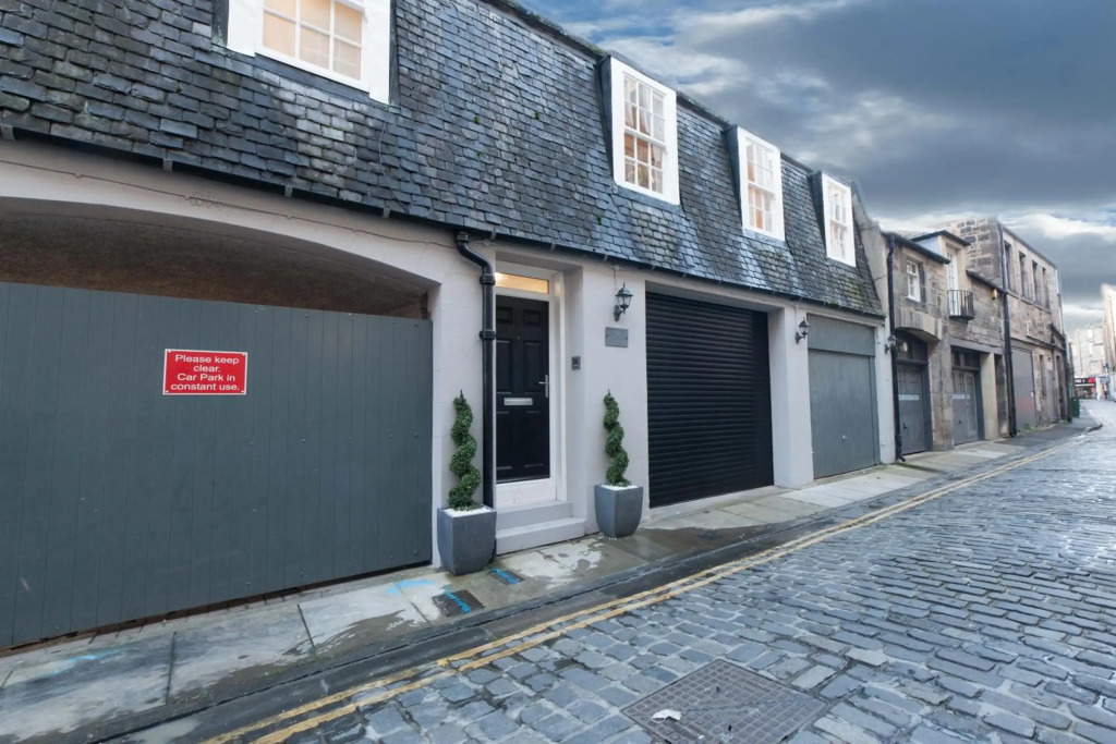 Queensferry Street Lane - Fantastic 2 BR City Centre Mews House with free secure parking!