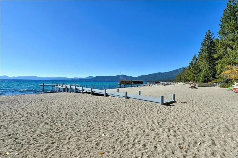 Twin Top Lakefront 6 Br Cabin by RedAwning