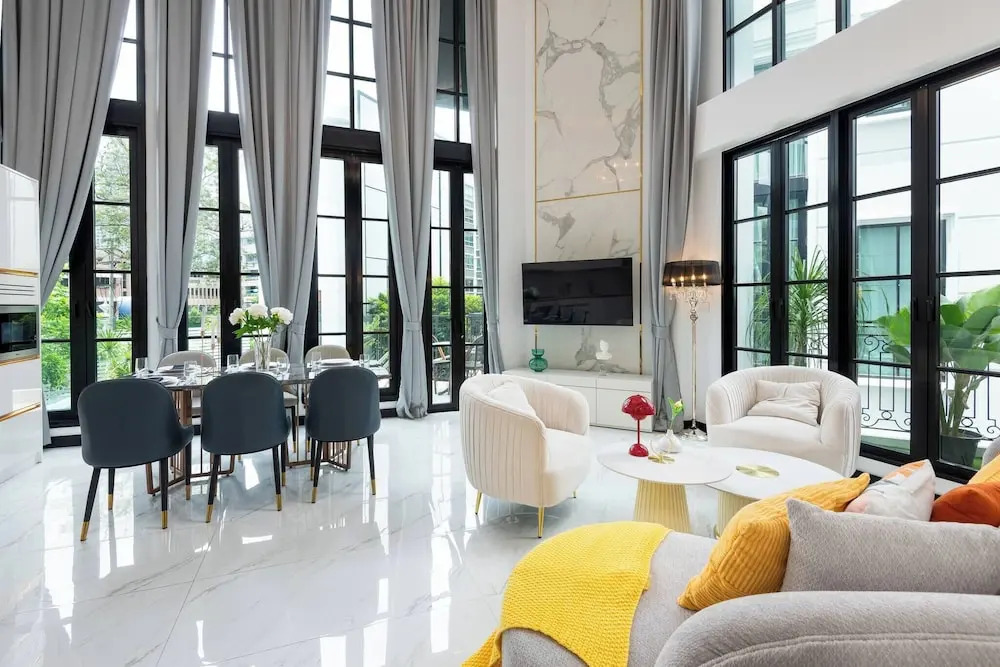 Stylish 7Beds Poolhouse with Cinema Lift - 2min to BTS