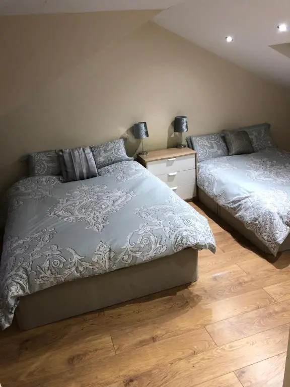 BIG ROOM rusholme WITH TV AND PRIVATE BATHROOM-parking&wifi