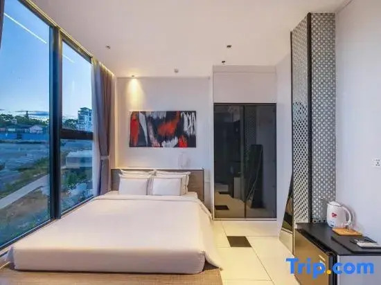 LYNs HOTEL