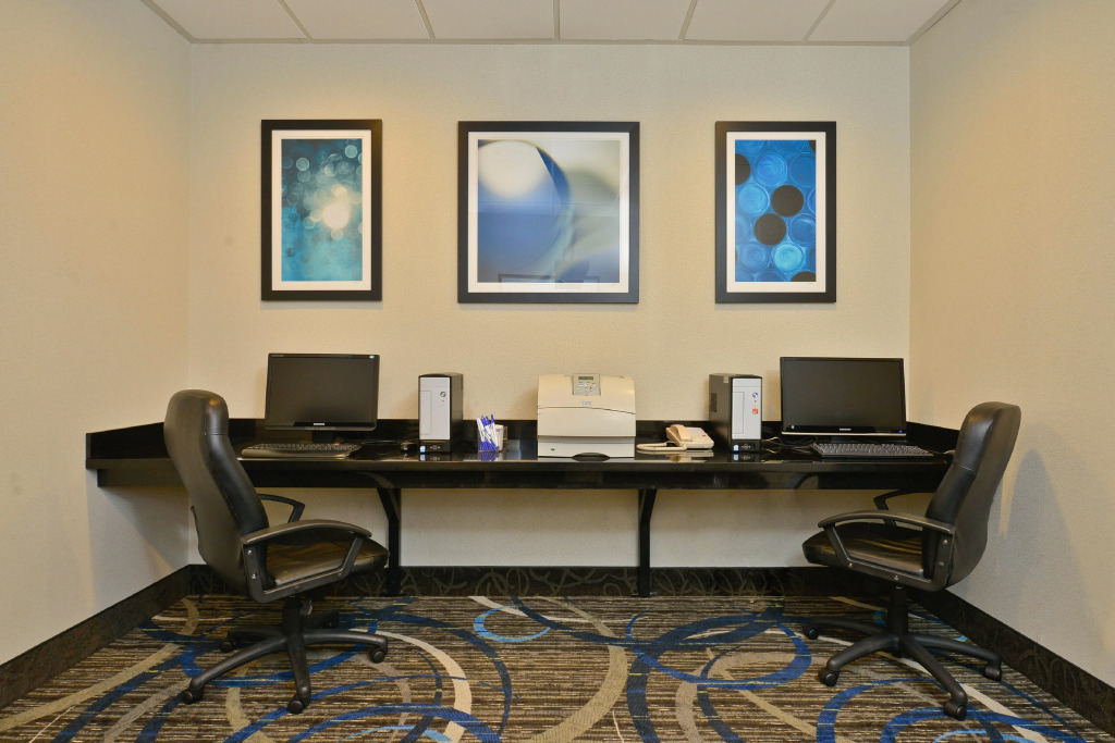 Holiday Inn Express & Suites Tacoma South - Lakewood by IHG