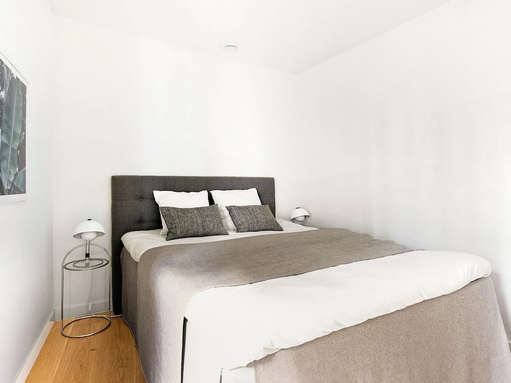 Sanders Leaves - Charming 3-bdr Apt With City View