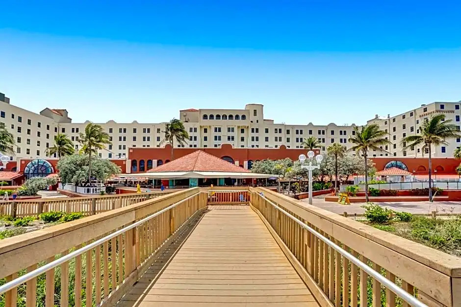 HB 414 - Beach Front suite at Hollywood Beach Resort - direct beach access Swimming Pool