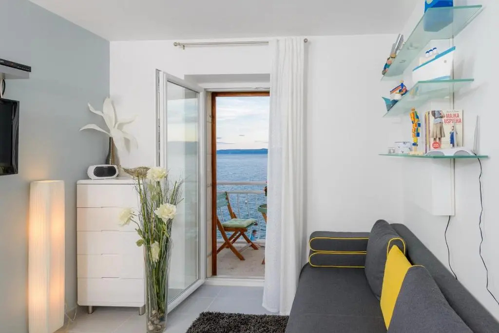 Top Location! Beach & Center Apt 4