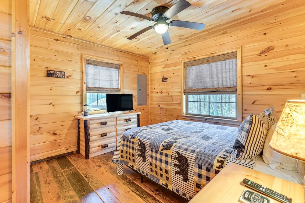 Hot Tub + Fire Pit: Dog-Friendly Cabin in Murphy