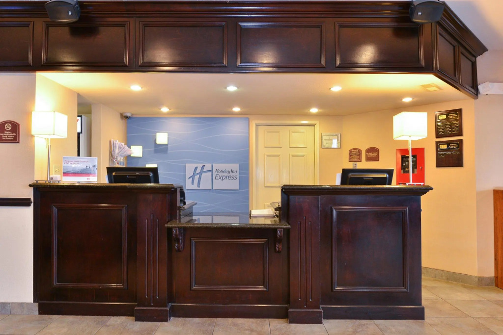 Holiday Inn Express & Suites Farmington Bloomfield by IHG