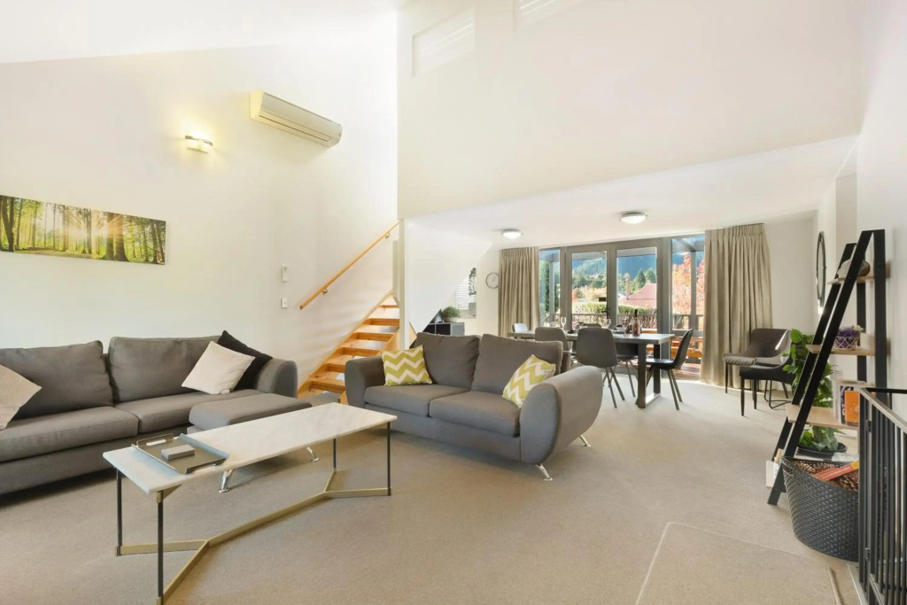 *** LAKE VILLA 467 ***